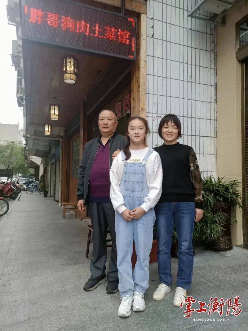 周雅琴给父母餐馆帮忙，传承与成长的故事