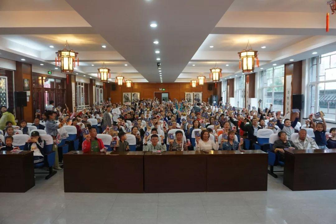 365个祝福广场舞视频MV爱奇艺，当论语变成背景音乐，阿姨们跳的不是舞，是生活