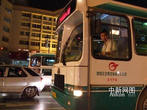 深圳公交车M365原速视频，我盯着屏幕看了三遍，才发现自己根本不懂这条线