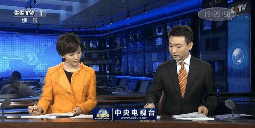 新闻联播正在直播，时代脉搏的跳动